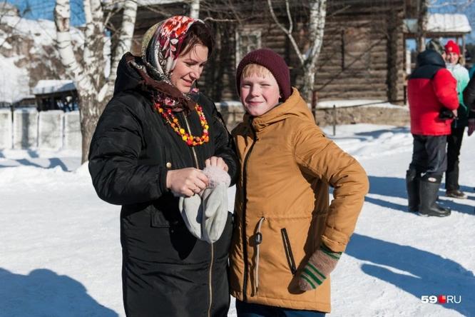 На съемках «Подельников» с мамой, которая тоже сыграла в этом фильме, но в массовке. Съемки проходили в селе Кын под Лысьвой [Фото: Ирина Молокотина / 59.RU]