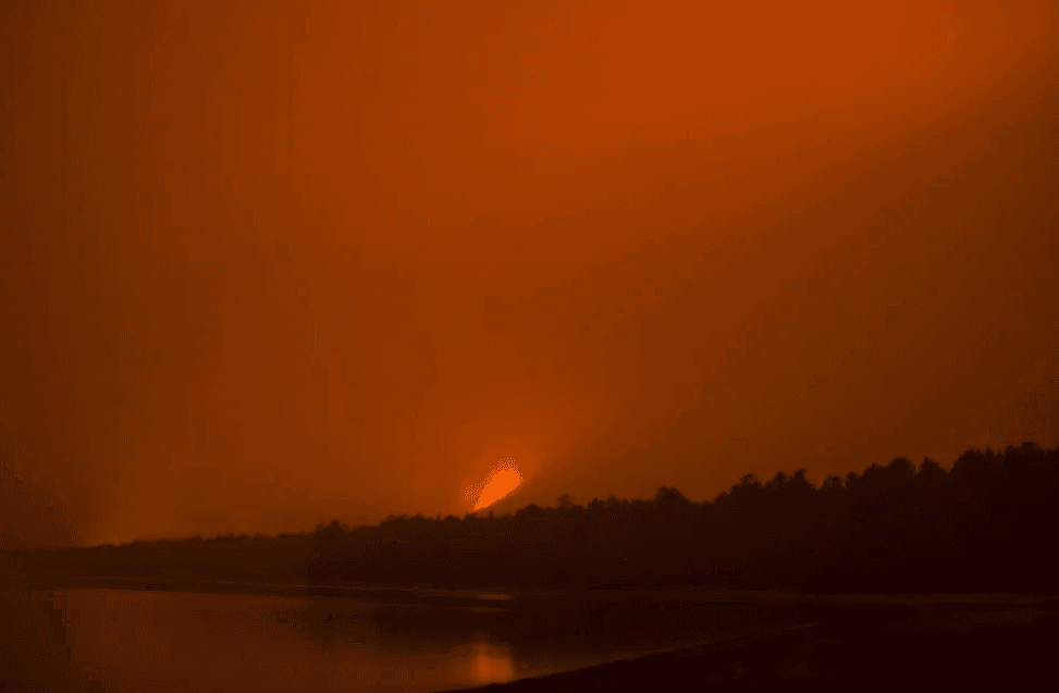 Огонь над лесом у Змеиной бухты на Байкале. 8 августа 2015 года.&nbsp;