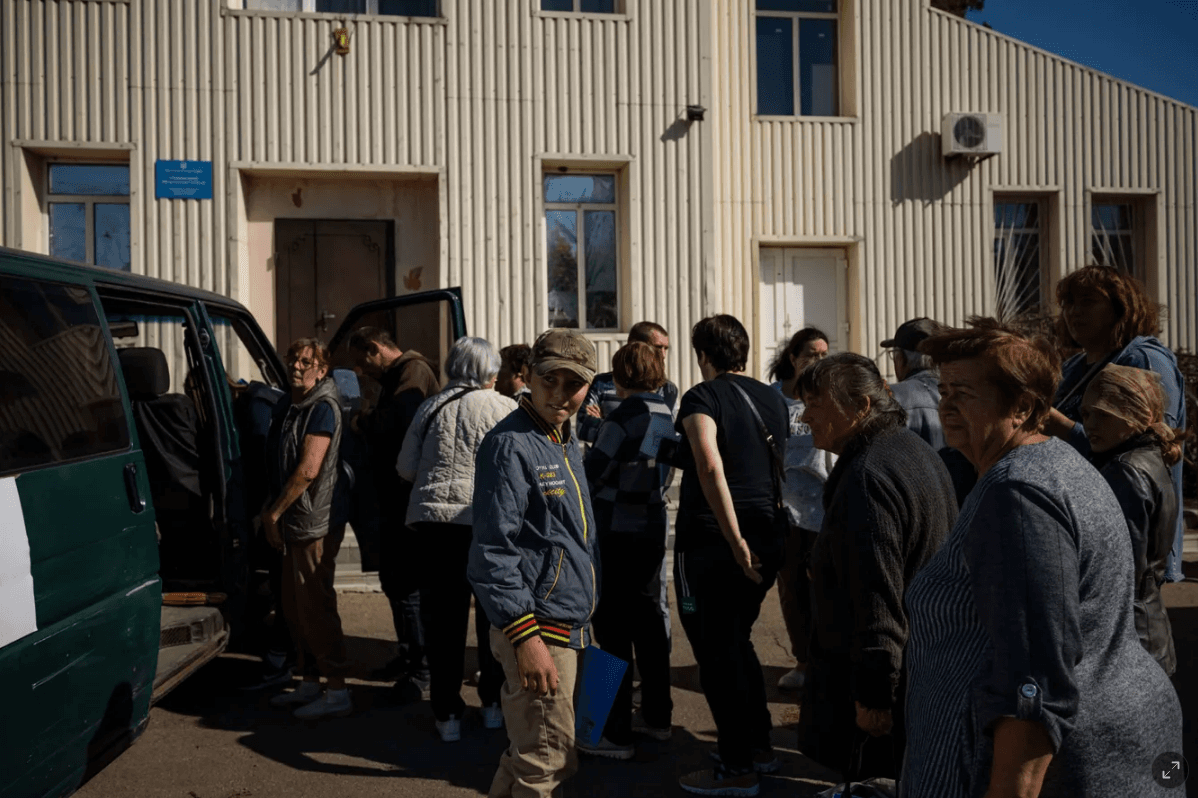 Жители Покровска готовятся эвакуироваться из города на автобусе. 2 октября 2024 года [Maciek Musialek / Anadolu / ABACAPRESS / ddp images / Vida Press]