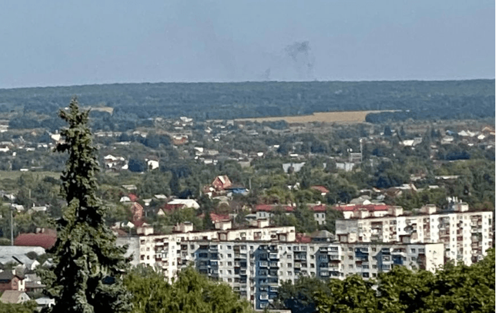 Задымление на горизонте к востоку от Курска — там располагаются военные базы и бывший гражданский аэропорт