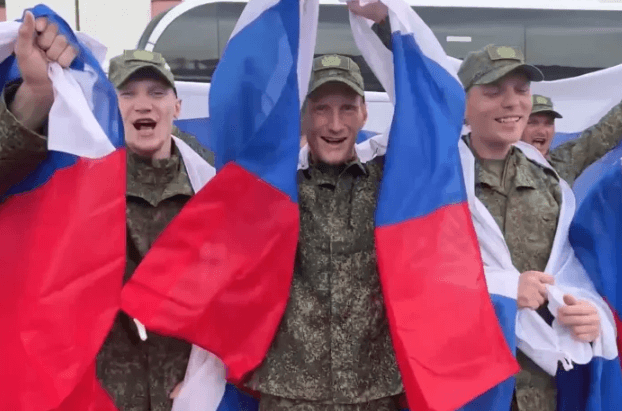 Скриншот из видео с российскими военнослужащими после возвращения из плена, 4 июля 2025 года. Источник: Министерство обороны России / Anadolu/via Reuters Connect.