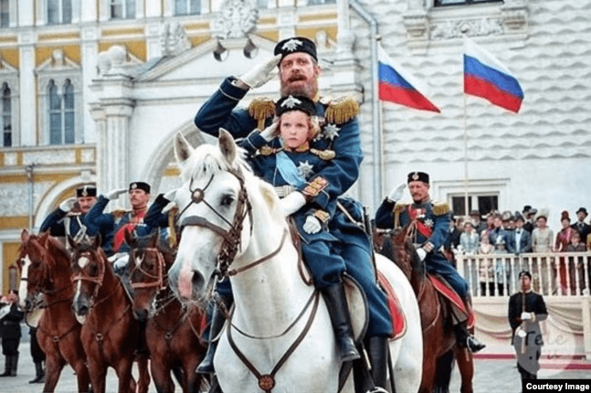 Бесогон в роли императора, "Сибирский цирюльник", 1998. На РТР фильм был показан уже при правлении Путина в 2001 году как комплимент, приветствие новому президенту-императору