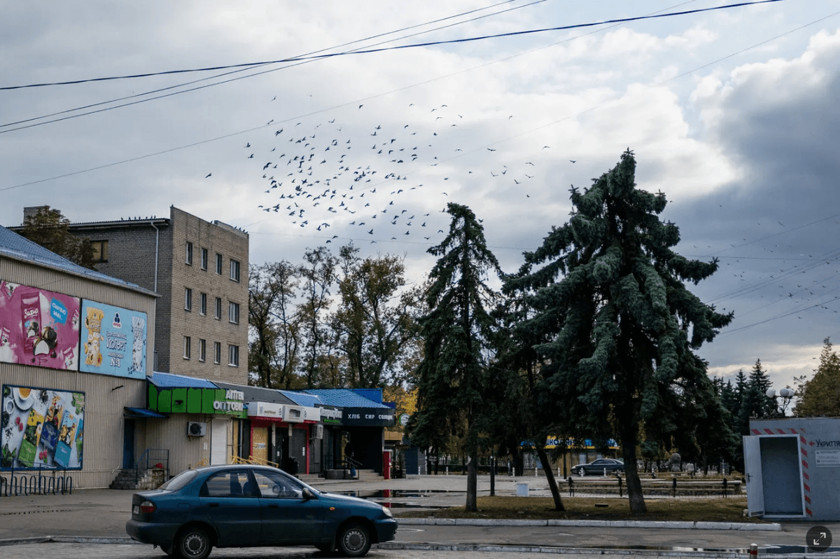 «Да, мы устали, многие наши ребята погибли или ранены. Но мы должны бороться, иначе будет катастрофа», — считает и украинский артиллерист Вадим — один из тех, кто защищает Покровск. 15 октября 2024 года [Maciek Musialek / Anadolu / ABACAPRESS / ddp images / Vida Press]