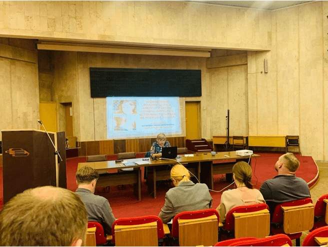 Елена Матвеева рассказывает другим детективам, как правильно искать давно потерянных родственников. Источник: Елена Матвеева.