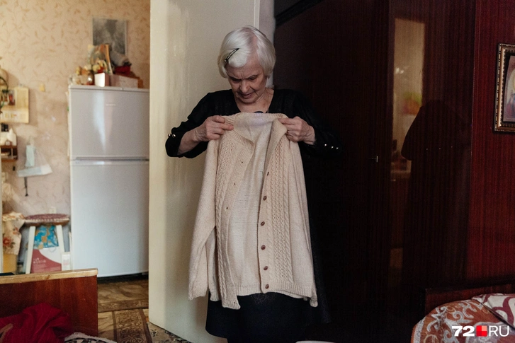 Клара Ивановна любит шить и вязать. К нашему приходу она нарядилась: надела красивое блестящее платье [Ирина Шарова]