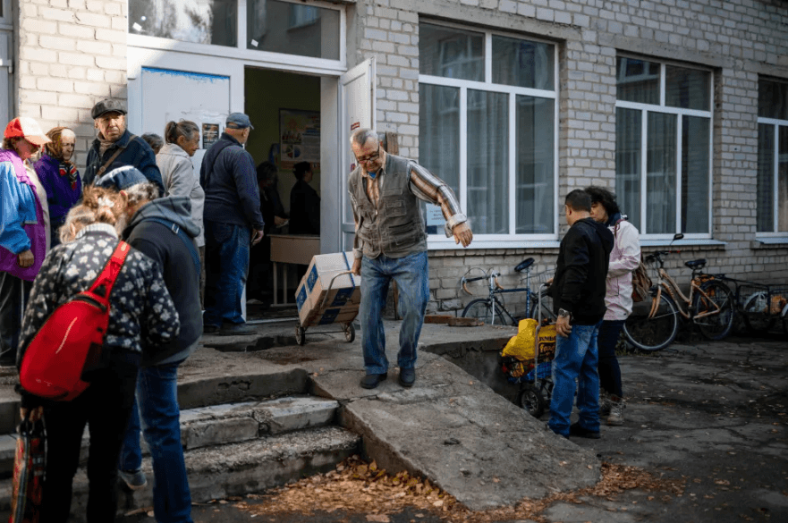 Из-за постоянных обстрелов в городе нет света и воды, закрыты многие магазины. Жителям раздают гуманитарную помощь, в том числе продовольствие. 15 октября 2024 года [Maciek Musialek / Anadolu / ABACAPRESS / ddp images / Vida Press]