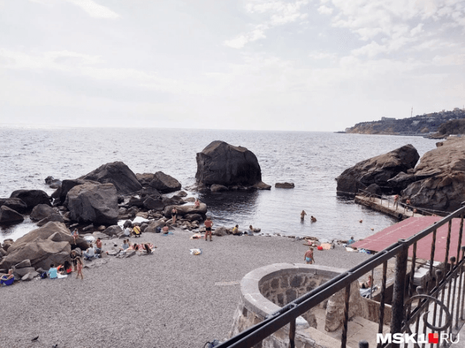 А вот в Алупке, как и на всем Южном берегу, курортная жизнь продолжается — на фотографии, сделанной 4 октября, отдыхающие купаются и загорают [Фото:&nbsp;Александра Сотникова / MSK1.RU]