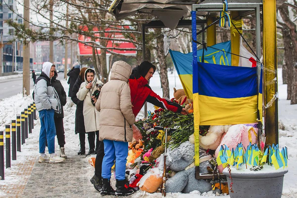 Автобусная остановка у разрушенного ракетой дома. 14 января 2024 года [ФОТО: ARSEN DODZAIEV / EPA / SCANPIX / LETA]