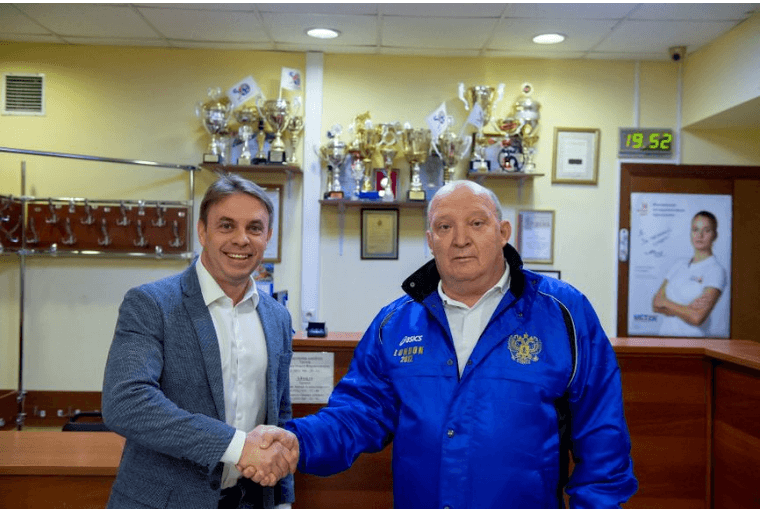 Игорь Чурубров справа (в синей куртке)