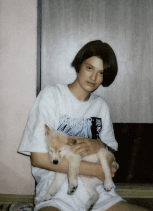 С детства Лина любит собак. На ее странице в соцсети есть целый раздел, посвященный домашнему питомцу [Фото: Паша Емельянова / Vk.com]