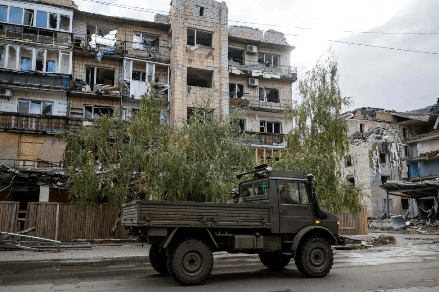 Один из поврежденных в результате обстрела жилых домов. «Город действительно очень и очень пострадал», — заявил NV побывавший в Покровске военный обозреватель издания «Зеркало недели» Виталий Кононученко. 15 октября 2024 года [Maciek Musialek / Anadolu / ABACAPRESS / ddp images / Vida Press]