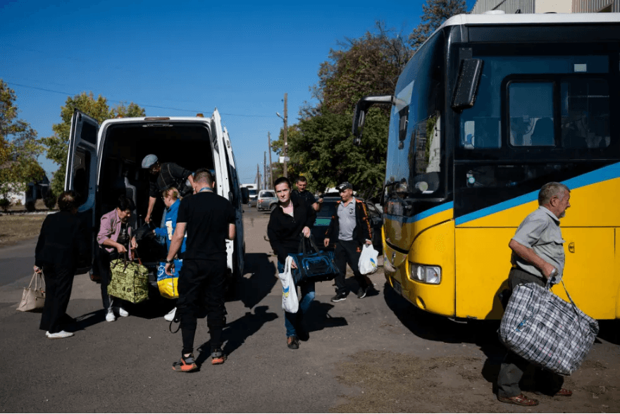 «К черту эту войну! Я скоро умру. Зачем Путину еще земля? Разве ему ее не хватает? Он убил столько людей», — сказала «Русской службе Би-би-си» 80-летняя Надежда, которой пришлось покинуть город. Эвакуация из Покровска. 2 октября 2024 года [Maciek Musialek / Anadolu / ABACAPRESS / ddp images / Vida Press]